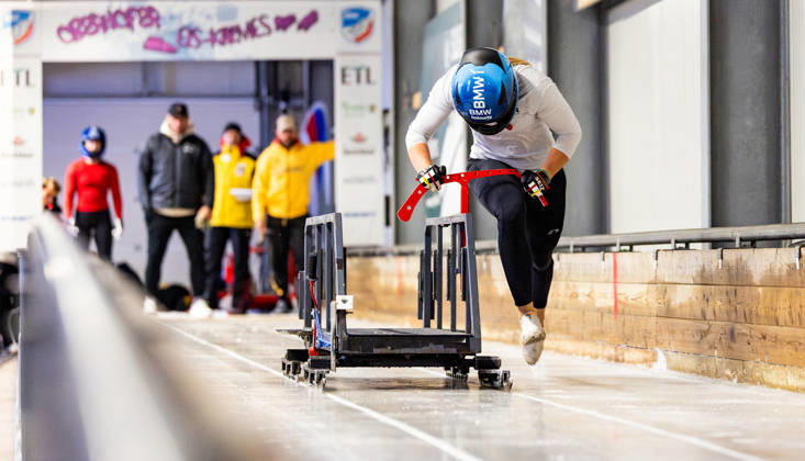 10.10.2026, GER, Bob Bobsport, Saison 26 27, Frauen, Zentrale Leistungspruefung im Bobsport Anschubtest Im Bild Karolin Lindner Traditionell haben sich die deutschen Piloten im Bobsport gemeinsam mit ihren Anschiebern in Oberhof zum Kräftemessen getroffen. 98559 Oberhof LOTTO Thüringen EISARENA Oberhof Trainingshalle Startanlage Thüringen Deutschland