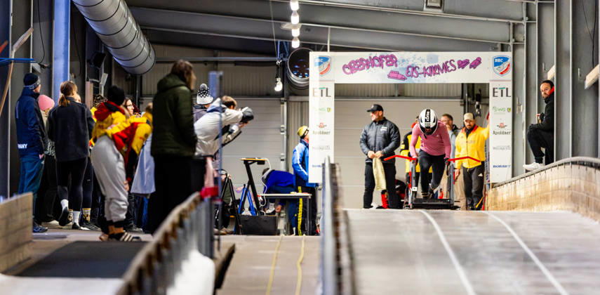 10.10.2026, GER, Bob Bobsport, Saison 26 27, Frauen, Zentrale Leistungspruefung im Bobsport Anschubtest Traditionell haben sich die deutschen Piloten im Bobsport gemeinsam mit ihren Anschiebern in Oberhof zum Kräftemessen getroffen. 98559 Oberhof LOTTO Thüringen EISARENA Oberhof Trainingshalle Startanlage Thüringen Deutschland