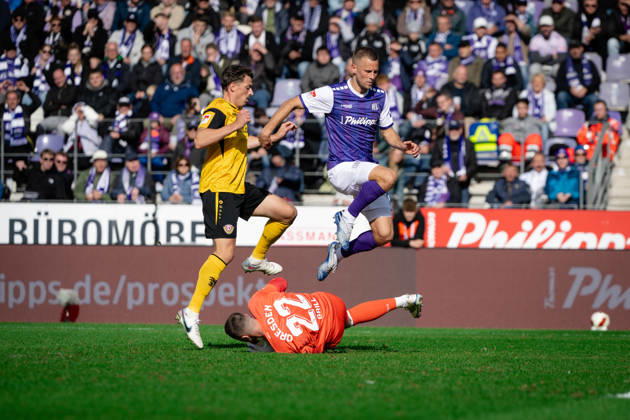 Adrian Beck 21 (Osnabrueck), VfL Osnabrueck vs. SG Dynamo Dresden, Fussball, 2. Liga, 07. Spieltag, 10.10.2026 DFL regulations prohibit any use of photographs as image sequences and or quasi-video Osnabrueck Niedersachsen Deutschland