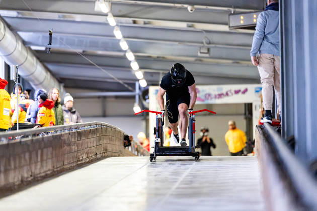 10.10.2026, GER, Bob Bobsport, Saison 26 27, Maenner, Zentrale Leistungspruefung im Bobsport Anschubtest Traditionell haben sich die deutschen Piloten im Bobsport gemeinsam mit ihren Anschiebern in Oberhof zum Kräftemessen getroffen. 98559 Oberhof LOTTO Thüringen EISARENA Oberhof Trainingshalle Startanlage Thüringen Deutschland