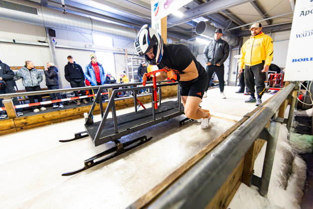 10.10.2026, GER, Bob Bobsport, Saison 26 27, Maenner, Zentrale Leistungspruefung im Bobsport Anschubtest Traditionell haben sich die deutschen Piloten im Bobsport gemeinsam mit ihren Anschiebern in Oberhof zum Kräftemessen getroffen. 98559 Oberhof LOTTO Thüringen EISARENA Oberhof Trainingshalle Startanlage Thüringen Deutschland