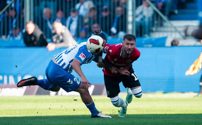 Deutschland: Fussball 2. Bundesliga 2026 2027, 7. Spieltag - 1. FC Magdeburg vs Hannover 96 - Avnet Arena (Magdeburg): im Zweikampf BarÄ±Åü Atik Baris Atik (1. FC Magdeburg, 23) Marcel Hartel (Hannover 96, 10) Magdeburg Avnet Arena Niedersachsen Deutschland Copyright: xAymanxAlahmedx