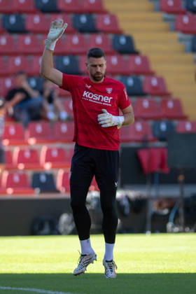 ESP: LaLiga EA Sports Rayo Vallecano v Athletic Club Unai Simon of Athletic warms up during LaLiga EA Sports between Rayo Vallecano v Athletic Club played at Vallecas Stadium in Madrid on October 10, 2026 in Spain Spain Futbol Copyright: xAgenciaxLOFx