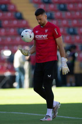 ESP: LaLiga EA Sports Rayo Vallecano v Athletic Club Unai Simon of Athletic warms up during LaLiga EA Sports between Rayo Vallecano v Athletic Club played at Vallecas Stadium in Madrid on October 10, 2026 in Spain Spain Futbol Copyright: xAgenciaxLOFx