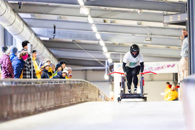 10.10.2026, GER, Bob Bobsport, Saison 26 27, Maenner, Zentrale Leistungspruefung im Bobsport Anschubtest Traditionell haben sich die deutschen Piloten im Bobsport gemeinsam mit ihren Anschiebern in Oberhof zum Kräftemessen getroffen. 98559 Oberhof LOTTO Thüringen EISARENA Oberhof Trainingshalle Startanlage Thüringen Deutschland