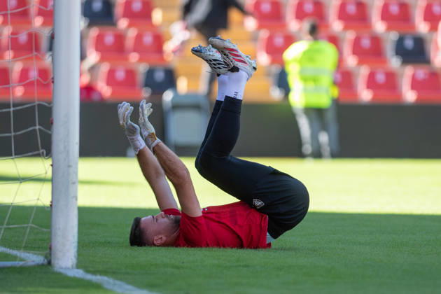 ESP: LaLiga EA Sports Rayo Vallecano v Athletic Club Unai Simon of Athletic warms up during LaLiga EA Sports between Rayo Vallecano v Athletic Club played at Vallecas Stadium in Madrid on October 10, 2026 in Spain Spain Futbol Copyright: xAgenciaxLOFx