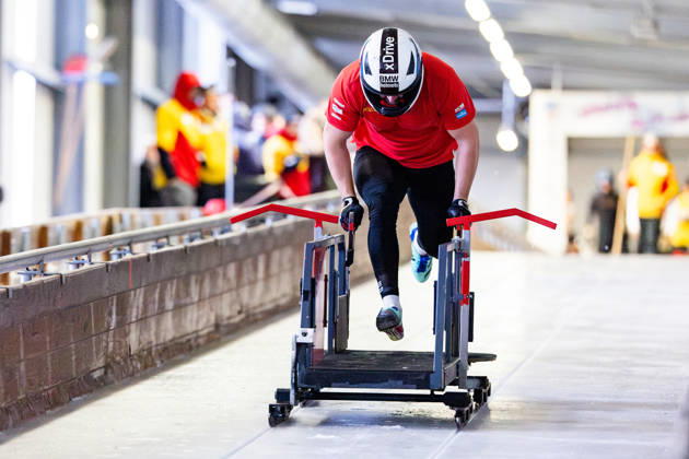 10.10.2026, GER, Bob Bobsport, Saison 26 27, Maenner, Zentrale Leistungspruefung im Bobsport Anschubtest Traditionell haben sich die deutschen Piloten im Bobsport gemeinsam mit ihren Anschiebern in Oberhof zum Kräftemessen getroffen. 98559 Oberhof LOTTO Thüringen EISARENA Oberhof Trainingshalle Startanlage Thüringen Deutschland