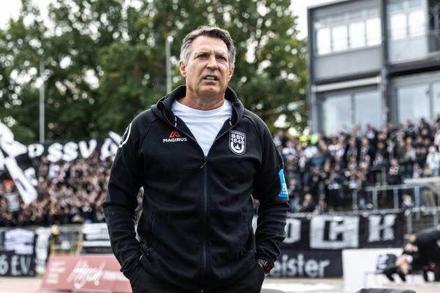 SSV Ulm 1846 Fußball vs. Eintracht Frankfurt II, Fussball, Regionalliga Südwest, 11. Spieltag, Donaustadion Ulm 10.10.26 Freisteller Einzelbild Portrait Porträt Alois Schwartz (SSV Ulm 1846 Fussball, Trainer und sportlicher Leiter) SSV Ulm 1846 Fußball vs. Eintracht Frankfurt II, Fussball, Regionalliga Südwest, 11. Spieltag, Donaustadion Ulm 10.10.26 Foto: Lucca Fundel Ulm Donaustadion Baden-Württemberg Deutschland