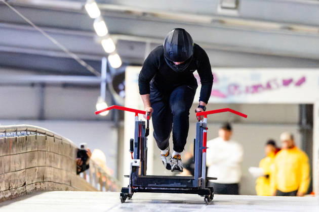 10.10.2026, GER, Bob Bobsport, Saison 26 27, Maenner, Zentrale Leistungspruefung im Bobsport Anschubtest Traditionell haben sich die deutschen Piloten im Bobsport gemeinsam mit ihren Anschiebern in Oberhof zum Kräftemessen getroffen. 98559 Oberhof LOTTO Thüringen EISARENA Oberhof Trainingshalle Startanlage Thüringen Deutschland