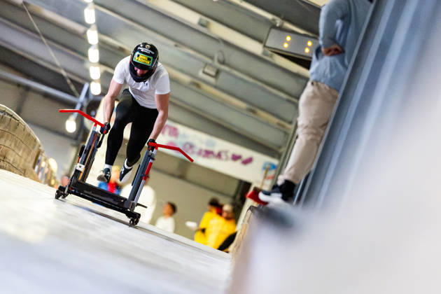 10.10.2026, GER, Bob Bobsport, Saison 26 27, Maenner, Zentrale Leistungspruefung im Bobsport Anschubtest Traditionell haben sich die deutschen Piloten im Bobsport gemeinsam mit ihren Anschiebern in Oberhof zum Kräftemessen getroffen. 98559 Oberhof LOTTO Thüringen EISARENA Oberhof Trainingshalle Startanlage Thüringen Deutschland