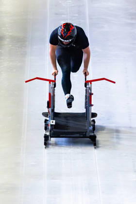 10.10.2026, GER, Bob Bobsport, Saison 26 27, Maenner, Zentrale Leistungspruefung im Bobsport Anschubtest Traditionell haben sich die deutschen Piloten im Bobsport gemeinsam mit ihren Anschiebern in Oberhof zum Kräftemessen getroffen. 98559 Oberhof LOTTO Thüringen EISARENA Oberhof Trainingshalle Startanlage Thüringen Deutschland