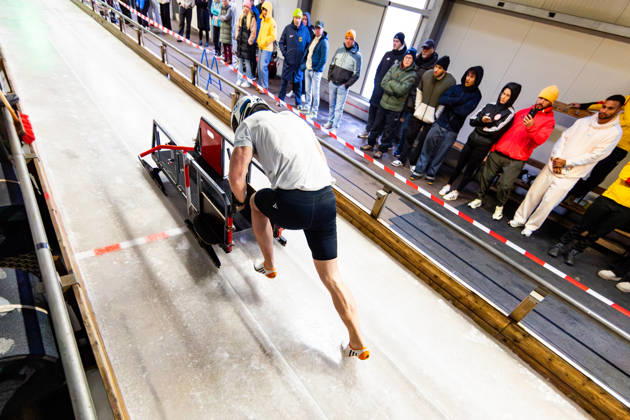 10.10.2026, GER, Bob Bobsport, Saison 26 27, Maenner, Zentrale Leistungspruefung im Bobsport Anschubtest Traditionell haben sich die deutschen Piloten im Bobsport gemeinsam mit ihren Anschiebern in Oberhof zum Kräftemessen getroffen. 98559 Oberhof LOTTO Thüringen EISARENA Oberhof Trainingshalle Startanlage Thüringen Deutschland