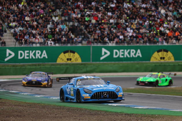 Hockenheim, Deutschland 09.- 11. Oktober 2026: DTM - 2026 - Saisonfinale - Hockenheimring - Samstag Rennen 1 Im Bild: Lucas Auer (AUT 22) hebt das Bein vor Maro Engel (GER 80) und Ricardo Feller (SUI 90) Hockenheimring Baden Württemberg Copyright: xFotostandx xFWMEDIAx