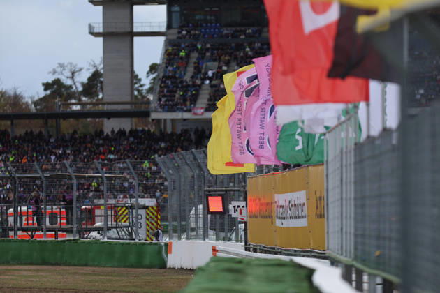 Hockenheim, Deutschland 09.- 11. Oktober 2026: DTM - 2026 - Saisonfinale - Hockenheimring - Samstag Rennen 1 Im Bild: Rote Flagge bei der DTM, im Hintergrund eine volle Tribüne Tribuene Hockenheimring Baden Württemberg Copyright: xFotostandx xFWMEDIAx