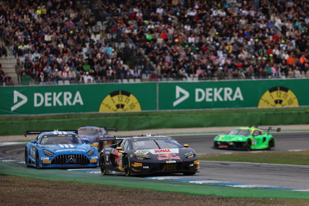 Hockenheim, Deutschland 09.- 11. Oktober 2026: DTM - 2026 - Saisonfinale - Hockenheimring - Samstag Rennen 1 Im Bild: Luca Engstler (GER 130) vor Lucas Auer (AUT 22) Hockenheimring Baden Württemberg Copyright: xFotostandx xFWMEDIAx