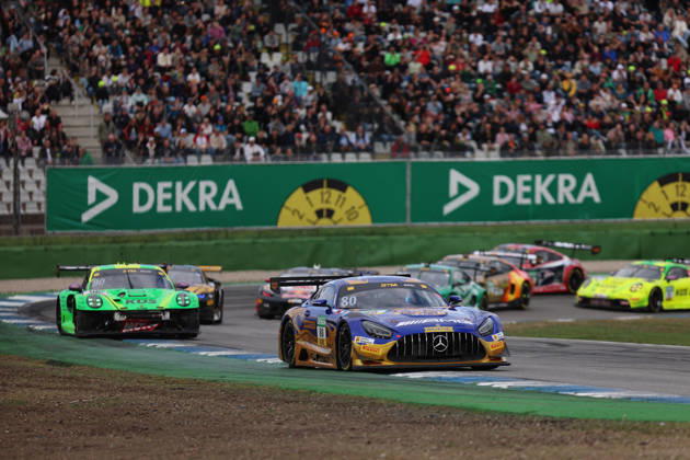 Hockenheim, Deutschland 09.- 11. Oktober 2026: DTM - 2026 - Saisonfinale - Hockenheimring - Samstag Rennen 1 Im Bild: Maro Engel (GER 80) vor Ricardo Feller (SUI 90) mit kaputtem Auto Hockenheimring Baden Württemberg Copyright: xFotostandx xFWMEDIAx