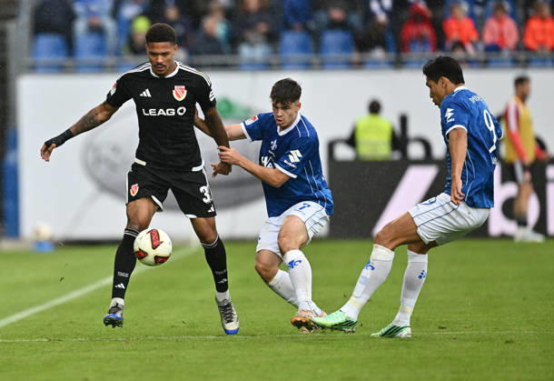 10.10.2026, xfux, Fussball 2.Bundesliga, SV Darmstadt 98 - Energie Cottbus v.l. Justin Butler (FC Engerie Cottbus), Noah Weißhaupt Weisshaupt (SV Darmstadt 98), Ho-jae Ho jae Lee (SV Darmstadt 98) (DFL DFB REGULATIONS PROHIBIT ANY USE OF PHOTOGRAPHS as IMAGE SEQUENCES and or QUASI-VIDEO) Darmstadt