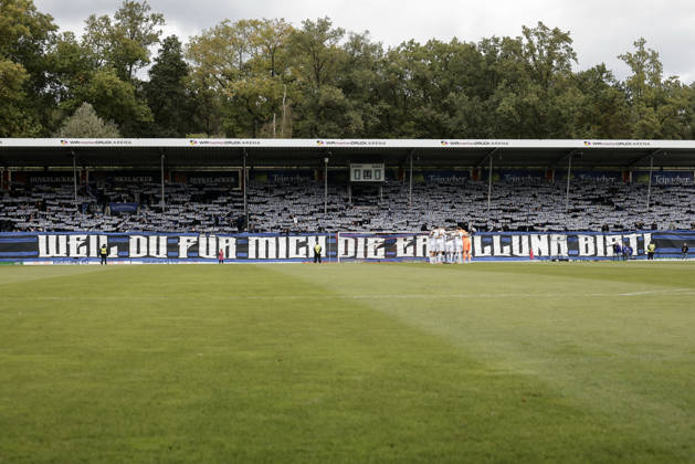 10.10.2026, xhettx, Fussball 3.Liga, SG Sonnenhof Grossaspach - SV Waldhof Mannheim v.l. Choreografie der Gästefans aus Mannheim