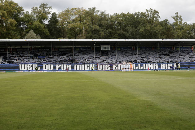 10.10.2026, xhettx, Fussball 3.Liga, SG Sonnenhof Grossaspach - SV Waldhof Mannheim v.l. Choreografie der Gästefans aus Mannheim