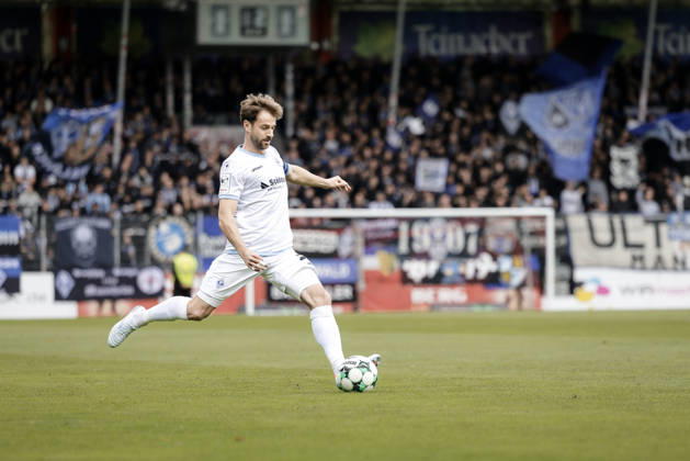 10.10.2026, xhettx, Fussball 3.Liga, SG Sonnenhof Grossaspach - SV Waldhof Mannheim v.l. Lukas Klünter (SV Waldhof Mannheim, 24) flankt den Ball