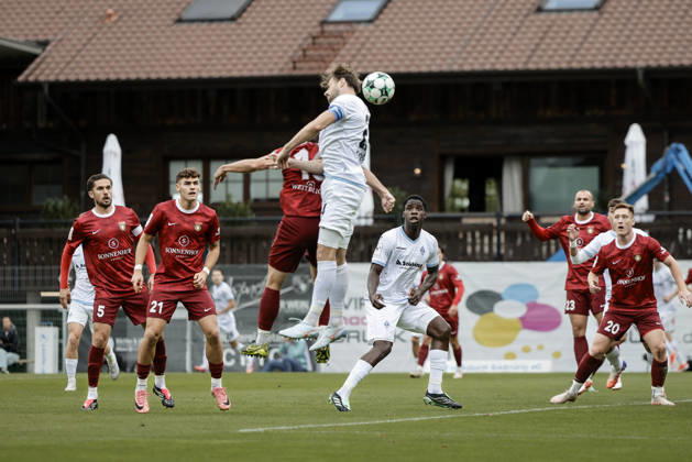 10.10.2026, xhettx, Fussball 3.Liga, SG Sonnenhof Grossaspach - SV Waldhof Mannheim v.l. Lukas Klünter (SV Waldhof Mannheim, 24) mit dem Kopf aufs Tor
