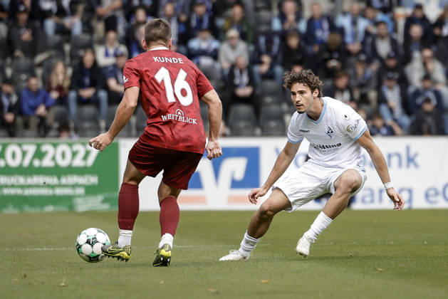 10.10.2026, xhettx, Fussball 3.Liga, SG Sonnenhof Grossaspach - SV Waldhof Mannheim v.l. Marius Kunde (SG Sonnenhof Großaspach, 16) gestellt von Lovis Bierschenk (SV Waldhof Mannheim, 7)