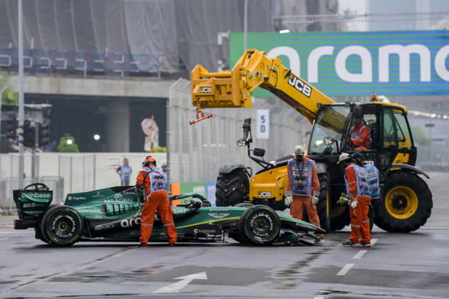 October 10, 2026, Singapore, Tamilnadu, Singapore: George Russell of Mercedes car is removed by marshalls after he and Sergio Perez of Cadillac collided during the sprint on Saturday 10th October , Singapore Grand Prix 2026, Marina Bay Street Circuit. Formula 1: Singapore Grand Prix 2026 - ZUMAc251 20261010_znp_c251_052 Copyright: xVikramxChandrasekarx