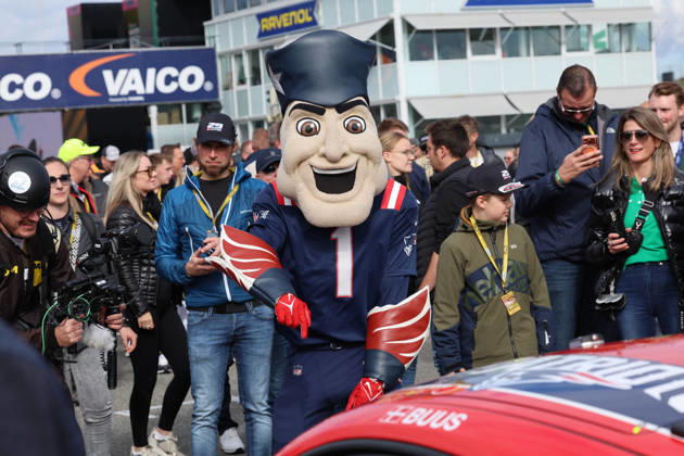 Hockenheim, Deutschland 09.- 11. Oktober 2026: DTM - 2026 - Saisonfinale - Hockenheimring - Samstag Rennen 1 Im Bild: New England Patriots Maskottchen im Grid Hockenheimring Baden Württemberg Copyright: xFotostandx xFWMEDIAx