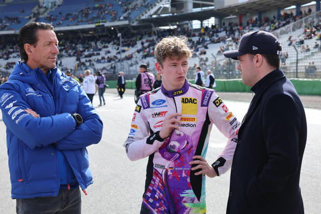 Hockenheim, Deutschland 09.- 11. Oktober 2026: DTM - 2026 - Saisonfinale - Hockenheimring - Samstag Rennen 1 Im Bild: von links Manuel Reuter und Finn Wiebelhaus (GER 64) im Gespräch mit einer weiteren Person Hockenheimring Baden Württemberg Copyright: xFotostandx xFWMEDIAx