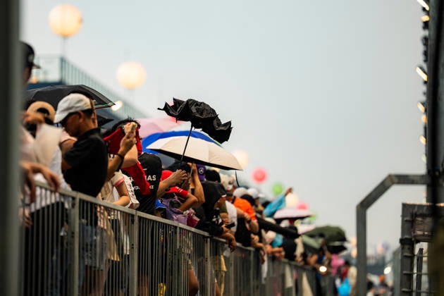 2026 Formula 1 Singapore Grand Prix - Sprint Heavy rain with fans putting on ponchos and umbrellas during Qualifying day on Saturday during the Formula 1 Singapore Airlines Singapore Grand Prix 2026 at Marina Bay Street Circuit, Singapore, on October 10, 2026. Photo by Antoine LAPEYRE Reveries Agency via ABACAPRESS.COM Singapore Singapore Copyright: xAntoinexLapeyre ReveriesxAgency ABACAx