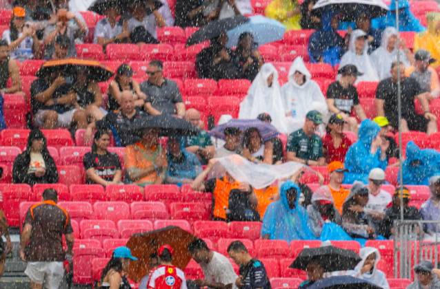 2026 Formula 1 Singapore Grand Prix - Sprint Audience with umbrellas under heavy rain during Qualifying day on Saturday during the Formula 1 Singapore Airlines Singapore Grand Prix 2026 at Marina Bay Street Circuit, Singapore, on October 10, 2026. Photo by Antoine LAPEYRE Reveries Agency via ABACAPRESS.COM Singapore Singapore Copyright: xAntoinexLapeyre ReveriesxAgency ABACAx