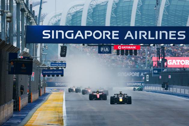 03 VERSTAPPEN Max (nld), Red Bull Racing Ford RB22, action F1 GP 17 Singapore 2026 F1 GP 17 Singapore 2026 81 PIASTRI Oscar (aus), McLaren F1 Team MCL40, action F1 GP 17 Singapore 2026 Singapore