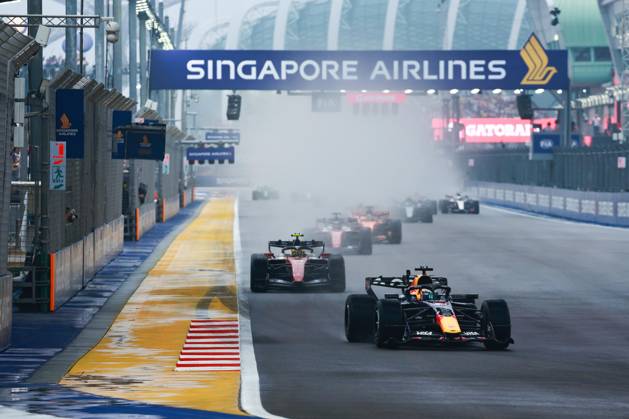 03 VERSTAPPEN Max (nld), Red Bull Racing Ford RB22, action F1 GP 17 Singapore 2026 F1 GP 17 Singapore 2026 81 PIASTRI Oscar (aus), McLaren F1 Team MCL40, action F1 GP 17 Singapore 2026 Singapore