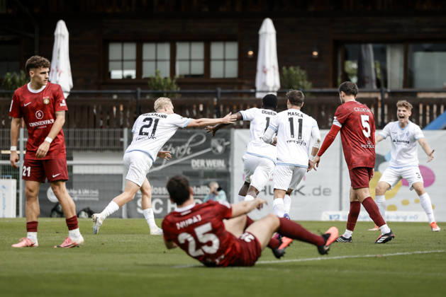10.10.2026, xhettx, Fussball 3.Liga, SG Sonnenhof Grossaspach - SV Waldhof Mannheim v.l. Jubel über das 1:2 durch Oluwaseun Ogbemudia (SV Waldhof Mannheim, 14)
