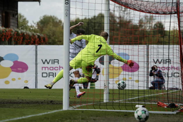 10.10.2026, xhettx, Fussball 3.Liga, SG Sonnenhof Grossaspach - SV Waldhof Mannheim v.l. Diego Michel (SV Waldhof Mannheim, 28) allein vor Maximilian Reule (SG Sonnenhof Großaspach, 1) mit dem Kopf