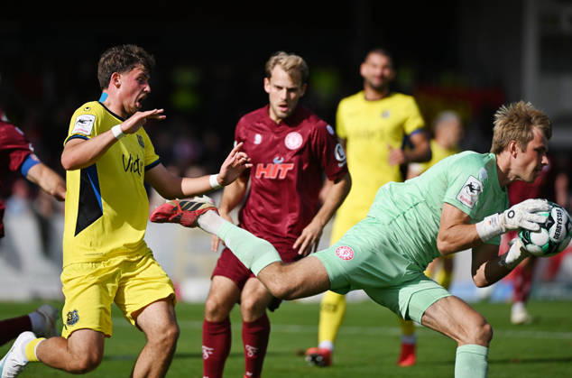 10.10.2026, xophax, Fussball 3.Liga, Fortuna Koeln - Saarbrücken. Torwart Lennart Winkler ( SC Fortuna Köln ) , rechts und Alexander Staff , links ( Saarbrücken ) Koeln