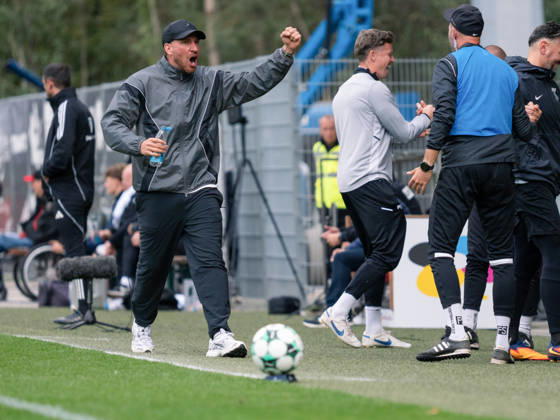 TOR zum 1:0 durch Luca Molinari (SG Sonnenhof Grossaspach, 21) Torjubel Trainer Pascal Reinhardt (SG Sonnenhof Grossaspach), Jubel Freude Emotion Teamjubel Gestik Geste GER, Fussball, SG Sonnenhof Grossaspach vs. SV Waldhof Mannheim, 3. Liga, 8. Spieltag, Aspach, Saison 2026 2027, 10.10.2026 GER, Fussball, SG Sonnenhof Grossaspach vs. SV Waldhof Mannheim, 3. Liga, 8. Spieltag, Aspach, Saison 2026 2027, 10.10.2026 Aspach Copyright: xCarstenxSchweringx EP_CSG