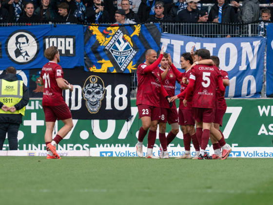 TOR zum 1:0 durch Luca Molinari (SG Sonnenhof Grossaspach, 21) Torjubel mit Mannschaft, Jubel Freude Emotion Teamjubel Gestik Geste GER, Fussball, SG Sonnenhof Grossaspach vs. SV Waldhof Mannheim, 3. Liga, 8. Spieltag, Aspach, Saison 2026 2027, 10.10.2026 GER, Fussball, SG Sonnenhof Grossaspach vs. SV Waldhof Mannheim, 3. Liga, 8. Spieltag, Aspach, Saison 2026 2027, 10.10.2026 Aspach Copyright: xCarstenxSchweringx EP_CSG