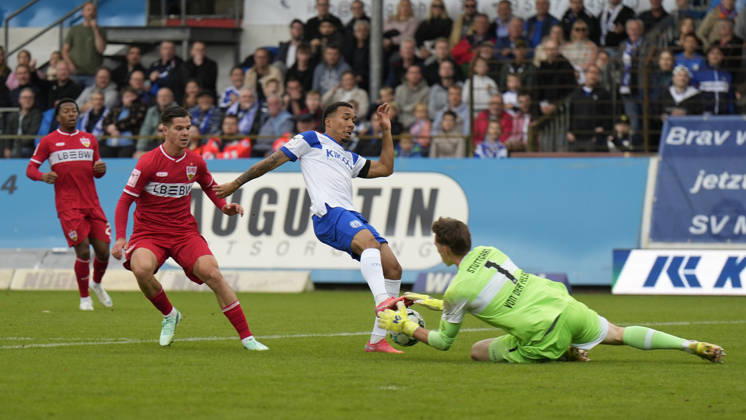 10.10.2026, Hänsch-Arena, Meppen, GER, 3. Liga, 9. Spieltag: SV Meppen vs VfB Stuttgart II, Oliver Schmitt (SV Meppen 7) vs TW Jerik von der Felsen (VfB Stuttgart II 1) DFL REGULATIONS PROHIBIT ANY USE OF PHOTOGRAPHS AS IMAGE SEQUENCES AND OR QUASI-VIDEO. Meppen Niedersachsen Hänsch-Arena