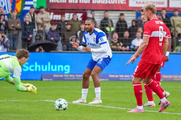 Deutschland: Fussball, 3. Liga, 8. Spieltag, Hänsch-Arena, Meppen, Emsland, Niedersachsen, SV Meppen vs. VfB Stuttgart U21, U 21 VfB Stuttgart II: Cyrill Akono (SV Meppen, 9) vergibt klare Torchance Copyright: xMichelxWittex