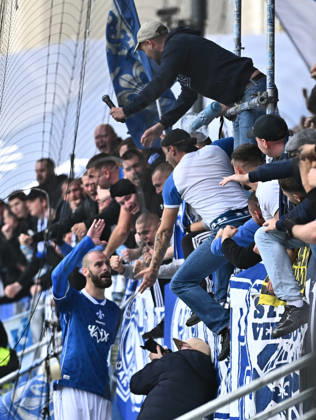 10.10.2026, xfux, Fussball 2.Bundesliga, SV Darmstadt 98 - Energie Cottbus v.l. Torschuetze Torschütze Aleksandar Vukotic (SV Darmstadt 98) Torjubel, Jubel, Goal celebration, celebrate the goal zum 2:1 jubelnd bejubelt jubelt jubeln Jubel mit Fans SV Darmstadt 98, SVD, Lilien, Stimmung, Schals, Trikots (DFL DFB REGULATIONS PROHIBIT ANY USE OF PHOTOGRAPHS as IMAGE SEQUENCES and or QUASI-VIDEO) Darmstadt