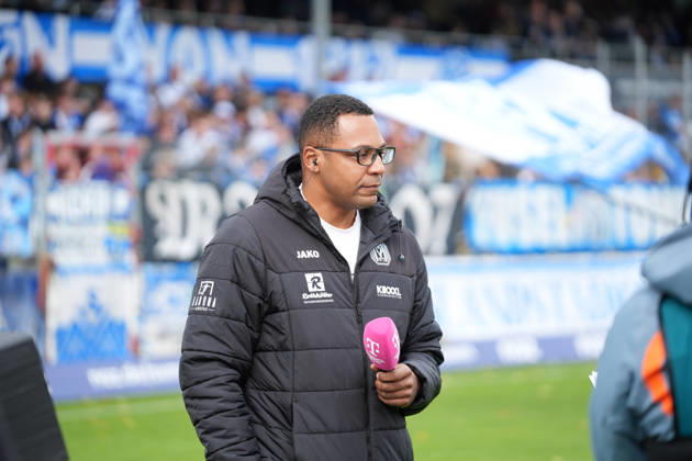 Deutschland: Fussball, 3. Liga, 8. Spieltag, Hänsch-Arena, Meppen, Emsland, Niedersachsen, SV Meppen vs. VfB Stuttgart U21, U 21 VfB Stuttgart II: Olufemi Smith (Sportlicher Leiter, SV Meppen) im Interview Copyright: xMichelxWittex