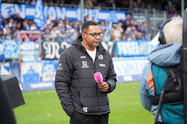 Deutschland: Fussball, 3. Liga, 8. Spieltag, Hänsch-Arena, Meppen, Emsland, Niedersachsen, SV Meppen vs. VfB Stuttgart U21, U 21 VfB Stuttgart II: Olufemi Smith (Sportlicher Leiter, SV Meppen) im Interview Copyright: xMichelxWittex