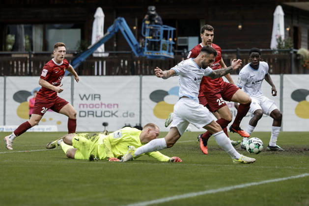 10.10.2026, xhettx, Fussball 3.Liga, SG Sonnenhof Grossaspach - SV Waldhof Mannheim v.l. hereingabe von Goncalo Gregorio (SV Waldhof Mannheim, 9)