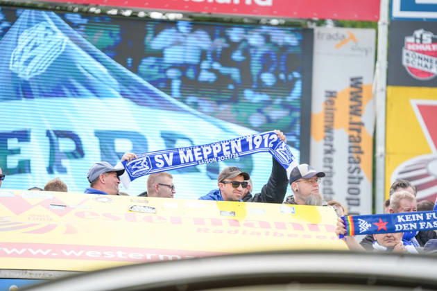 Deutschland: Fussball, 3. Liga, 8. Spieltag, Hänsch-Arena, Meppen, Emsland, Niedersachsen, SV Meppen vs. VfB Stuttgart U21, U 21 VfB Stuttgart II: Stimmung bei den Fans ist angespannt, aber durchaus positiv vor dem Spiel. Copyright: xMichelxWittex