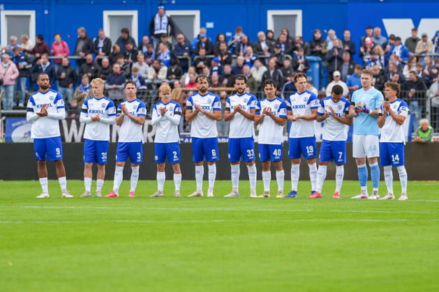 Deutschland: Fussball, 3. Liga, 8. Spieltag, Hänsch-Arena, Meppen, Emsland, Niedersachsen, SV Meppen vs. VfB Stuttgart U21, U 21 VfB Stuttgart II: Trauerminute in Meppen Copyright: xMichelxWittex