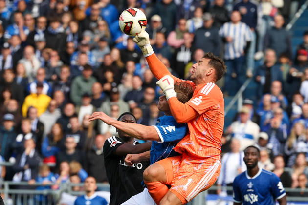 2026.10.10 Fussball 2.Bundesliga SV Darmstadt 98 - Energie Cottbus v.l., Fynn Luca Lakenmacher (SV Darmstadt 98), goalkeeper Marcel Lotka (Energie Cottbus) battles for the Ball Copyright: HMBxMedia JoaquimxFerreira