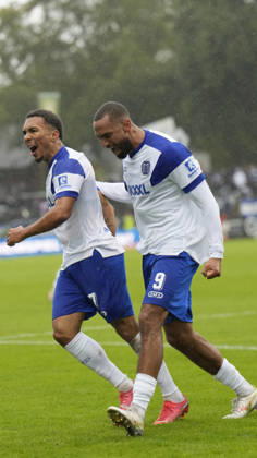 10.10.2026, Hänsch-Arena, Meppen, GER, 3. Liga, 9. Spieltag: SV Meppen vs VfB Stuttgart II, Oliver Schmitt (SV Meppen 7) jubelt mit Cyrill Akono (SV Meppen 9) nach dem 1:1-Ausgleich DFL REGULATIONS PROHIBIT ANY USE OF PHOTOGRAPHS AS IMAGE SEQUENCES AND OR QUASI-VIDEO. Meppen Niedersachsen Hänsch-Arena