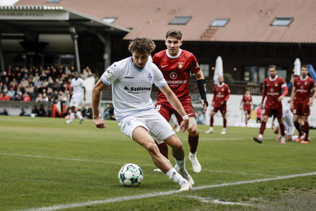 10.10.2026, xhettx, Fussball 3.Liga, SG Sonnenhof Grossaspach - SV Waldhof Mannheim v.l. Lovis Bierschenk (SV Waldhof Mannheim, 7) am Ball vor Elias Rahn (SG Sonnenhof Großaspach, 8)