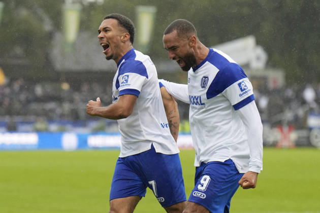 10.10.2026, Hänsch-Arena, Meppen, GER, 3. Liga, 9. Spieltag: SV Meppen vs VfB Stuttgart II, Oliver Schmitt (SV Meppen 7) jubelt mit Cyrill Akono (SV Meppen 9) nach dem 1:1-Ausgleich DFL REGULATIONS PROHIBIT ANY USE OF PHOTOGRAPHS AS IMAGE SEQUENCES AND OR QUASI-VIDEO. Meppen Niedersachsen Hänsch-Arena